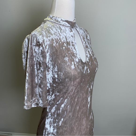 Love J Woman’s Beige Velvet Dress Size Medium - Picture 14 of 15